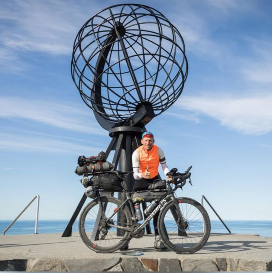 Alexander Schmitz mit Specialized Roubaix am Nordkap-Globus