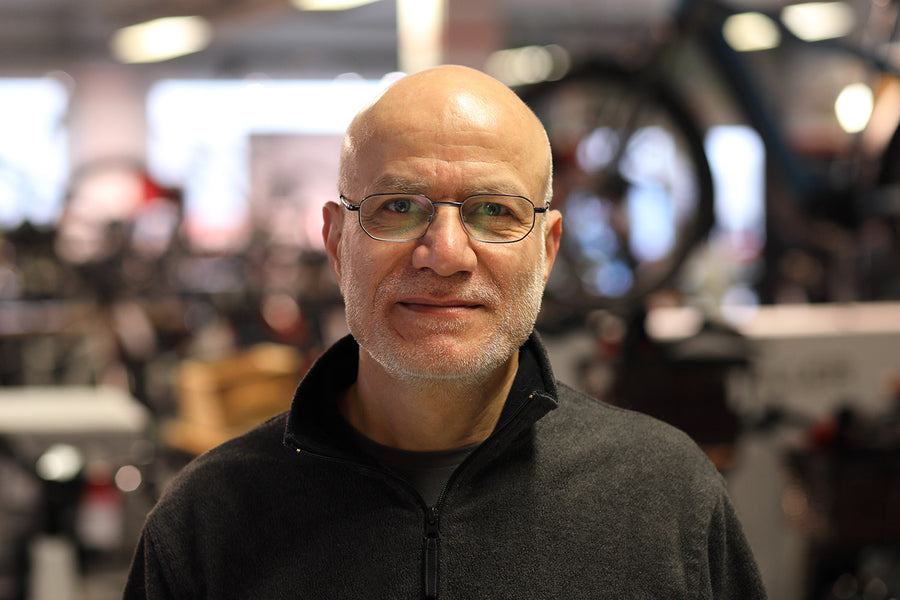 Porträt von Porträt von Abdelnafe Aflali im Fahrradladen