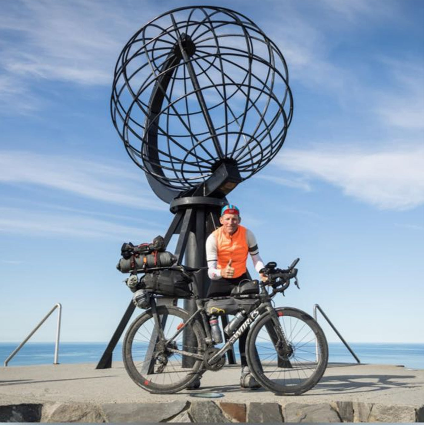 Alexander Schmitz mit Specialized Roubaix am Nordkap Globus