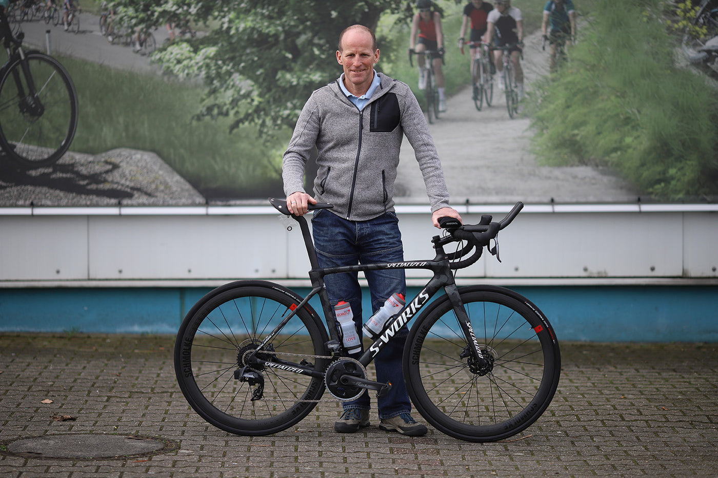 Alexander Schmitz mit Rennrad vor dem Start