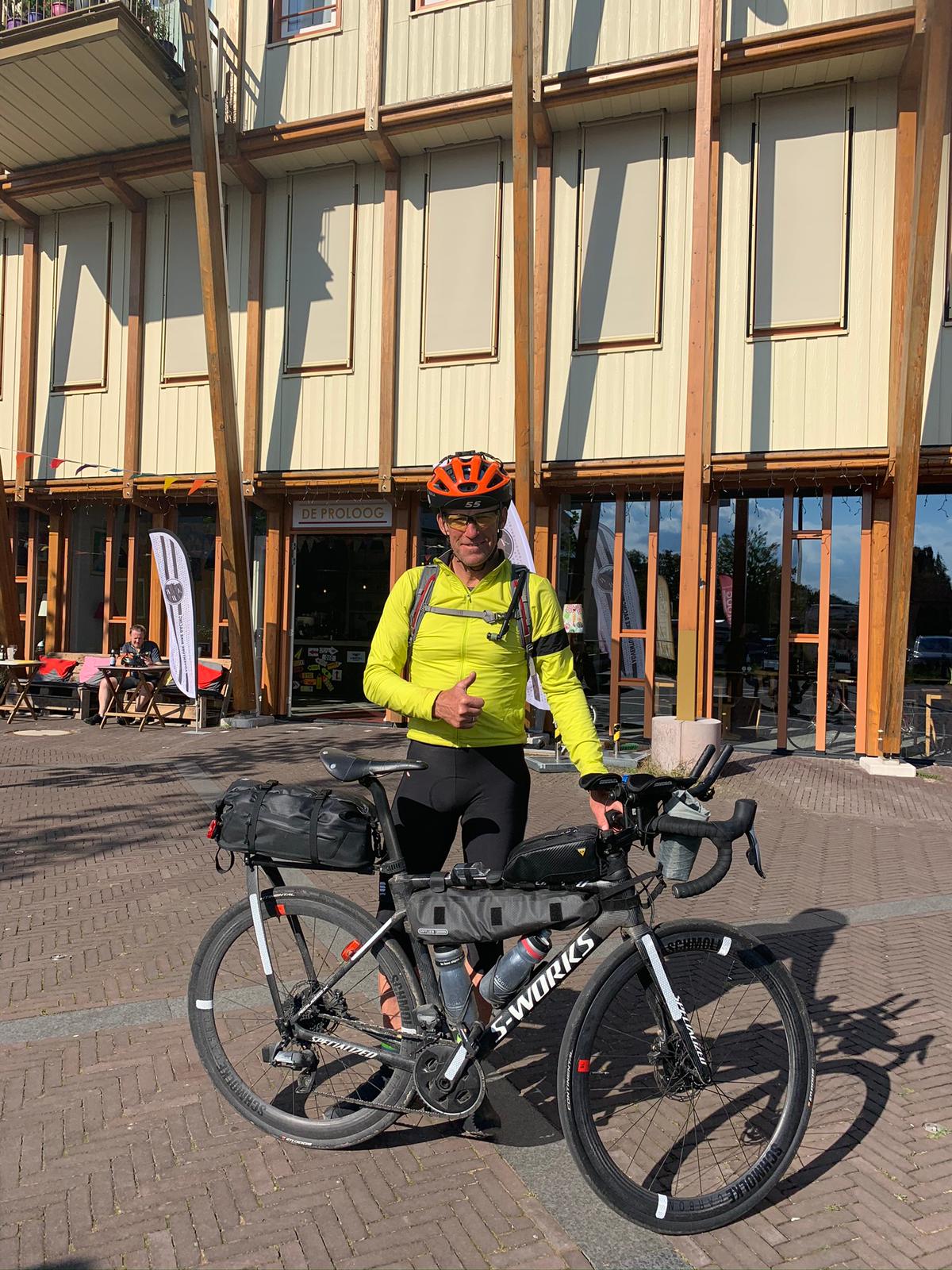 Alexander Schmitz am Start mit beladenem Specialized Roubaix