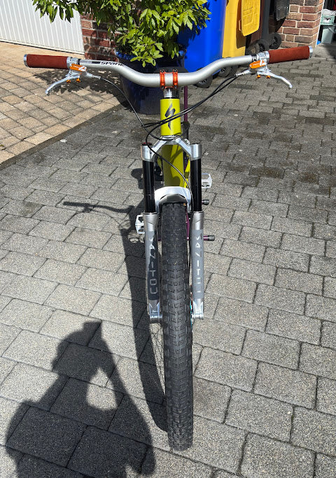 Frontansicht eines Custom Specialized Stumpjumper 15 mit Lenker und Vorderrad