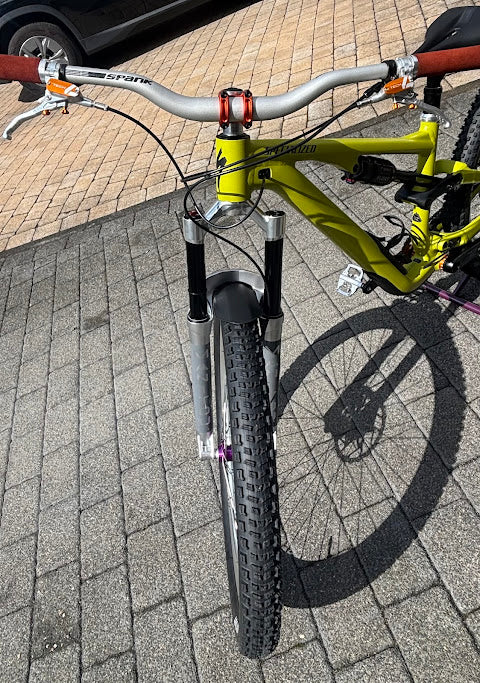 Detailansicht von Lenker und Front eines Custom Specialized Stumpjumper 15