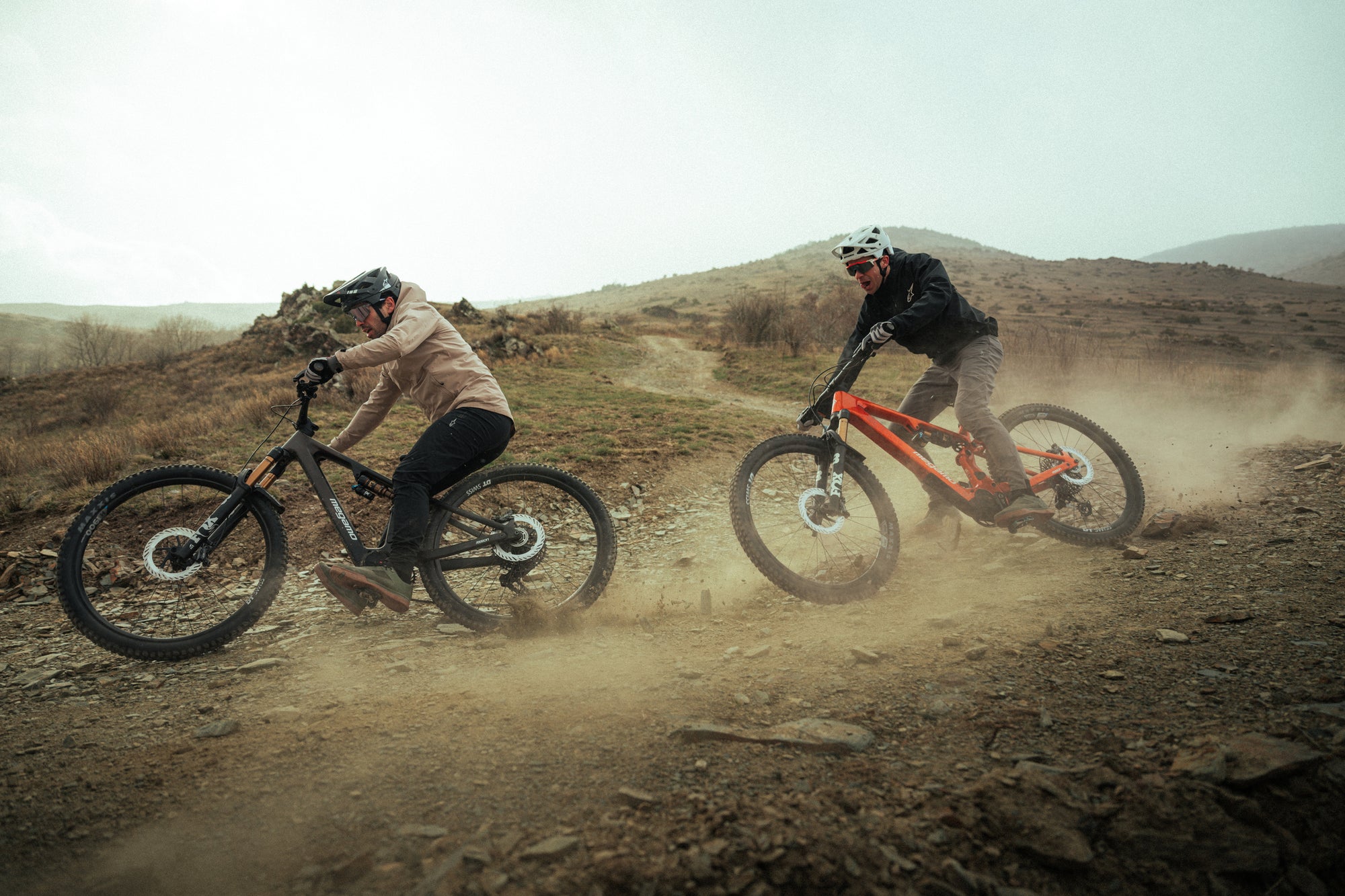 Mountainbiker auf Megamo Fahrrädern auf einem Trail