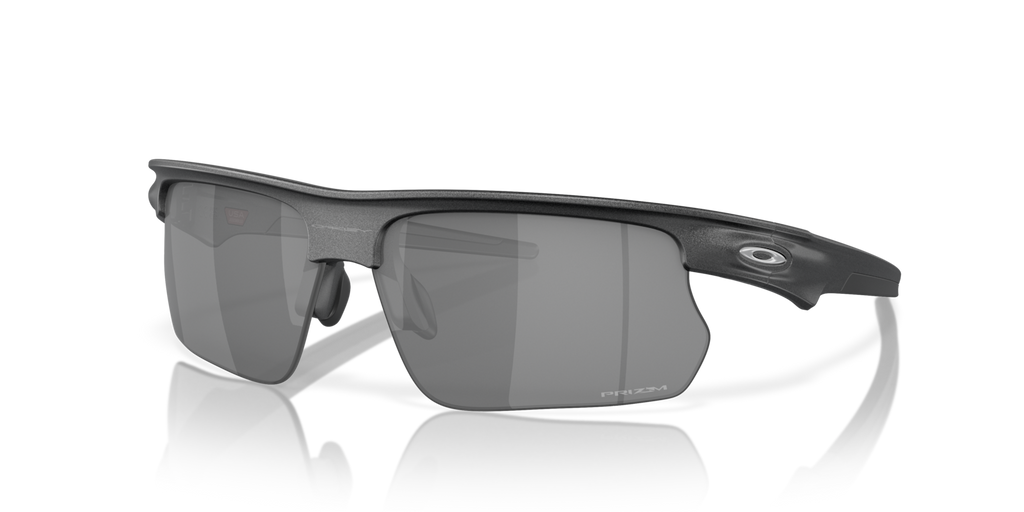 Oakley BiSphaera in Steel mit Prizm Black Gläsern, schräg von vorn