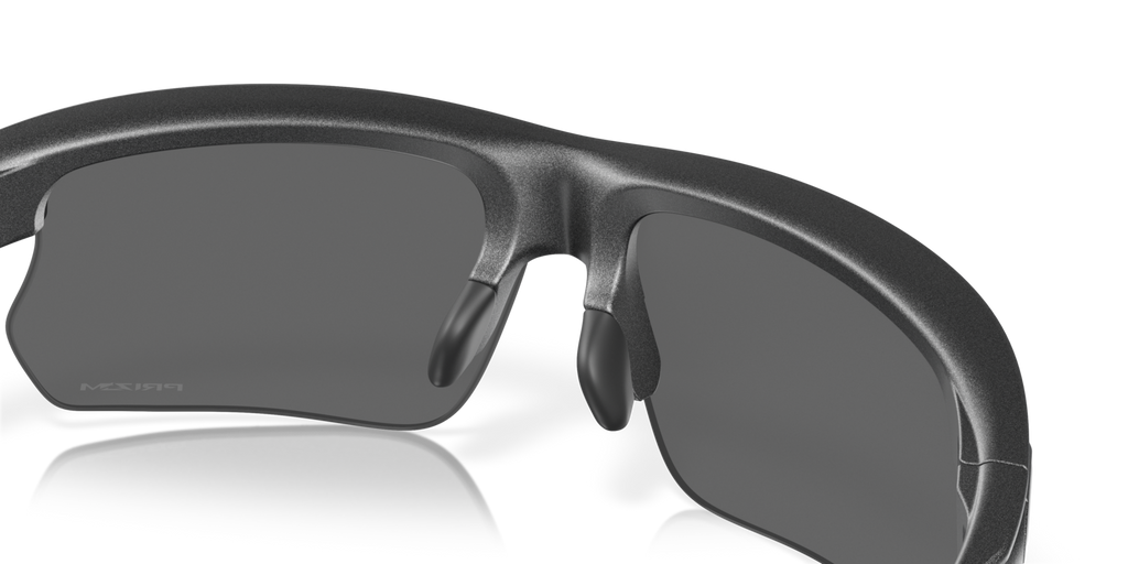 Oakley BiSphaera in Steel mit Prizm Black Gläsern, mit Detailansicht von Nasensteg und Nasenpads