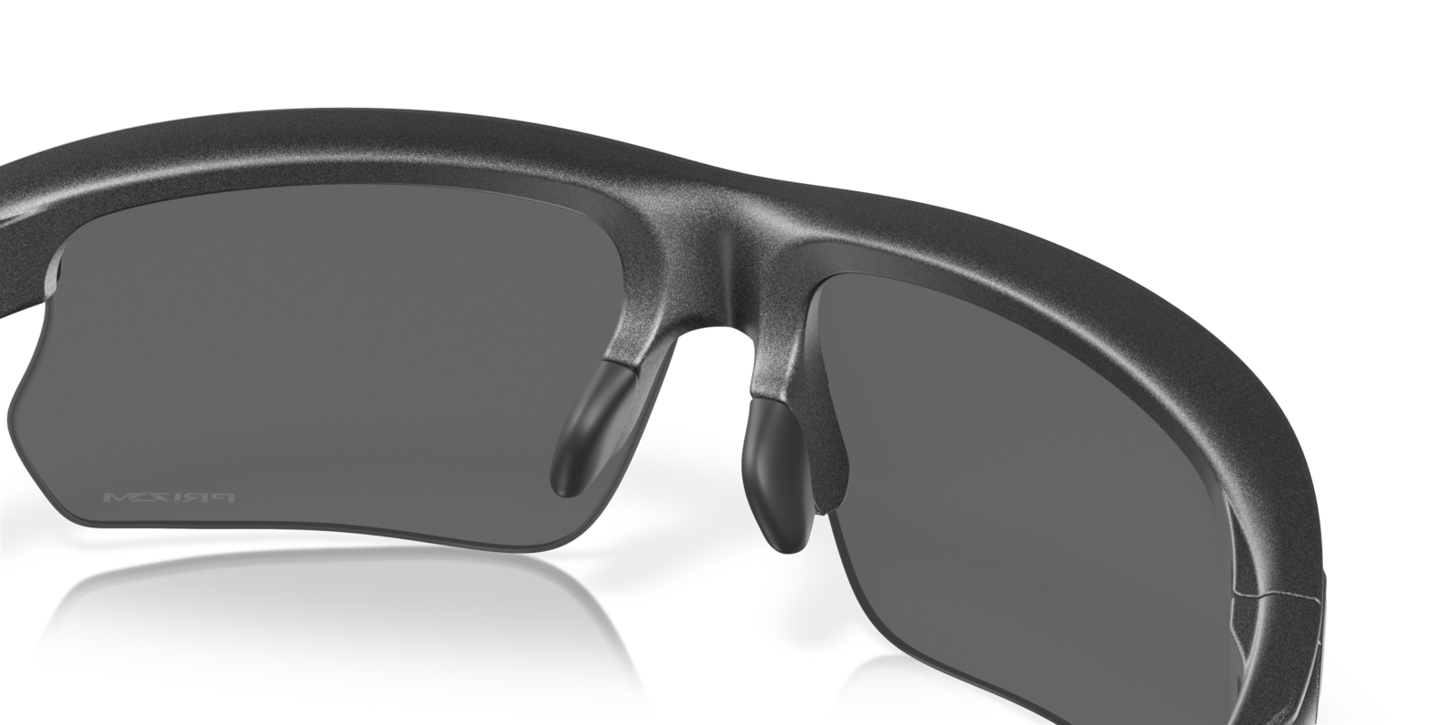 Oakley BiSphaera in Steel mit Prizm Black Gläsern, mit Detailansicht von Nasensteg und Nasenpads