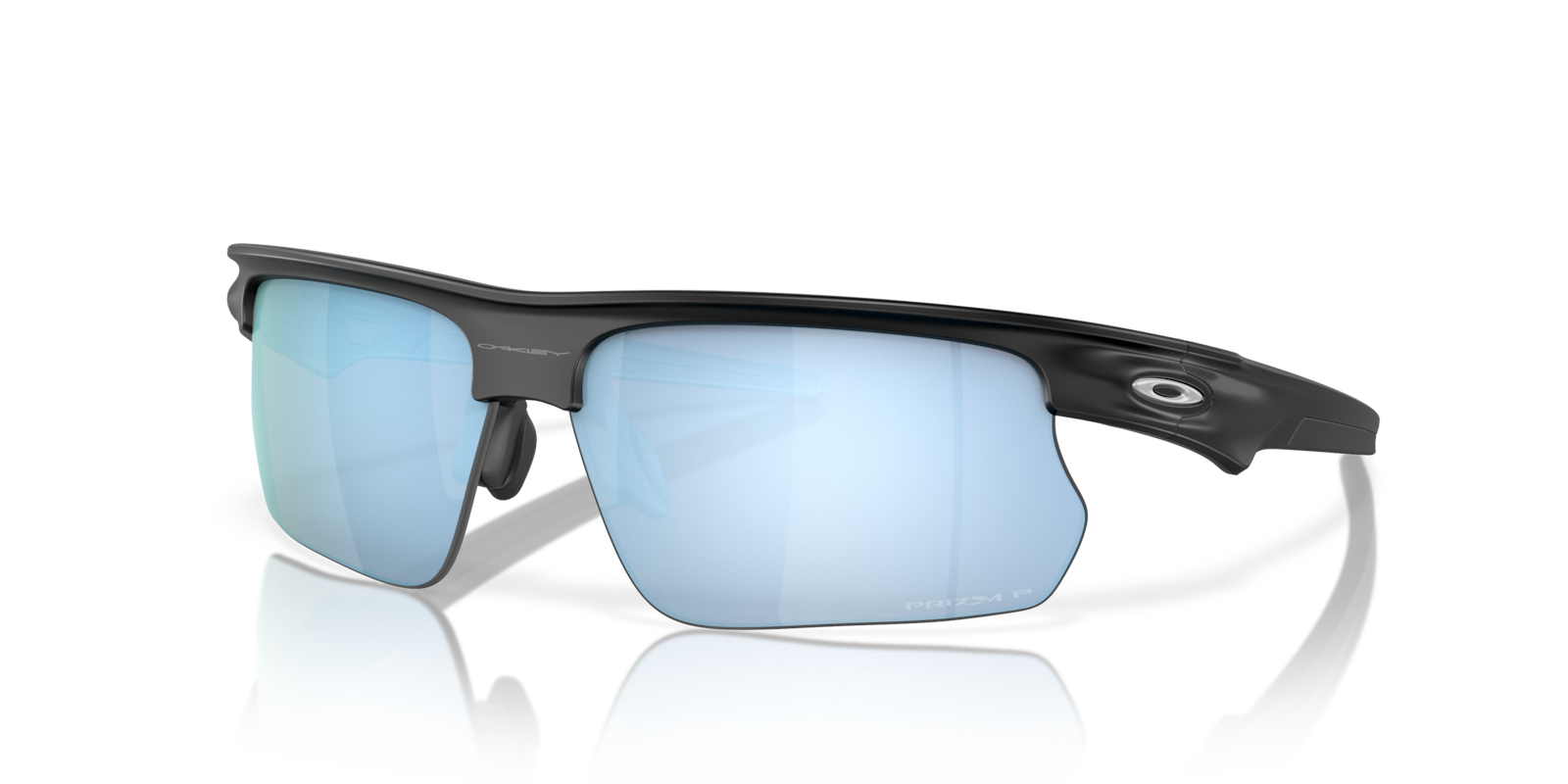Oakley BiSphaera in Matte Black mit Prizm Deep Water Polarized Gläsern, schräg von vorn