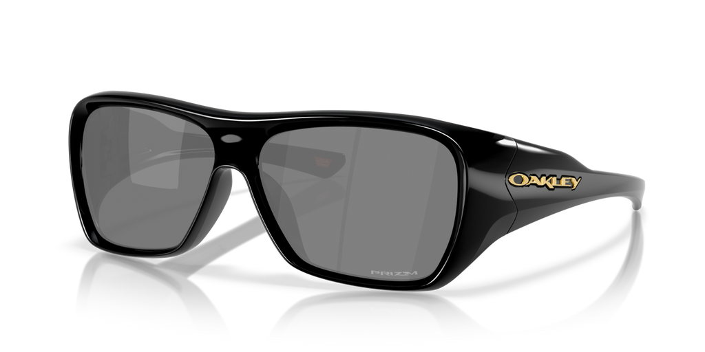 Oakley Chaminade in Polished Black mit Prizm Black Gläsern, schräg von vorn