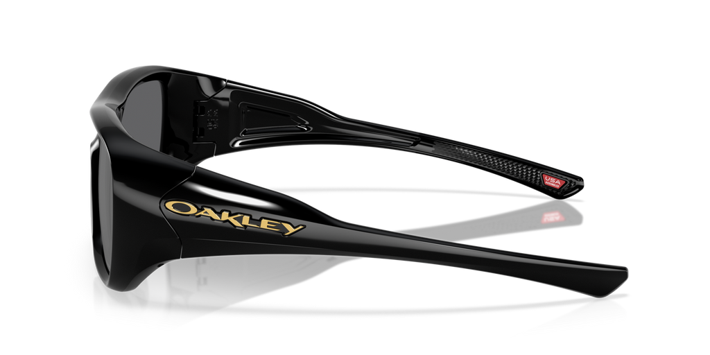 Oakley Chaminade in Polished Black mit Prizm Black Gläsern, seitlich