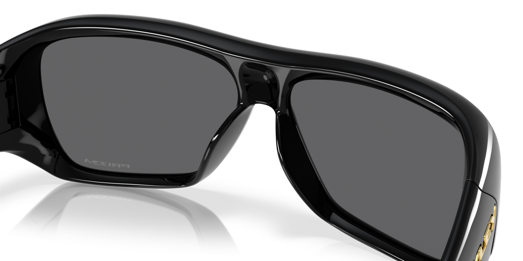 Oakley Chaminade in Polished Black mit Prizm Black Gläsern, mit Detailansicht von Nasensteg und Nasenpads