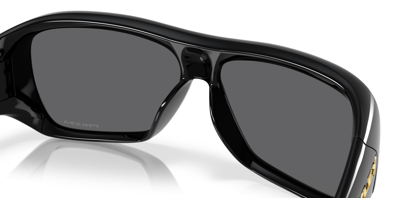 Oakley Chaminade in Polished Black mit Prizm Black Gläsern, mit Detailansicht von Nasensteg und Nasenpads