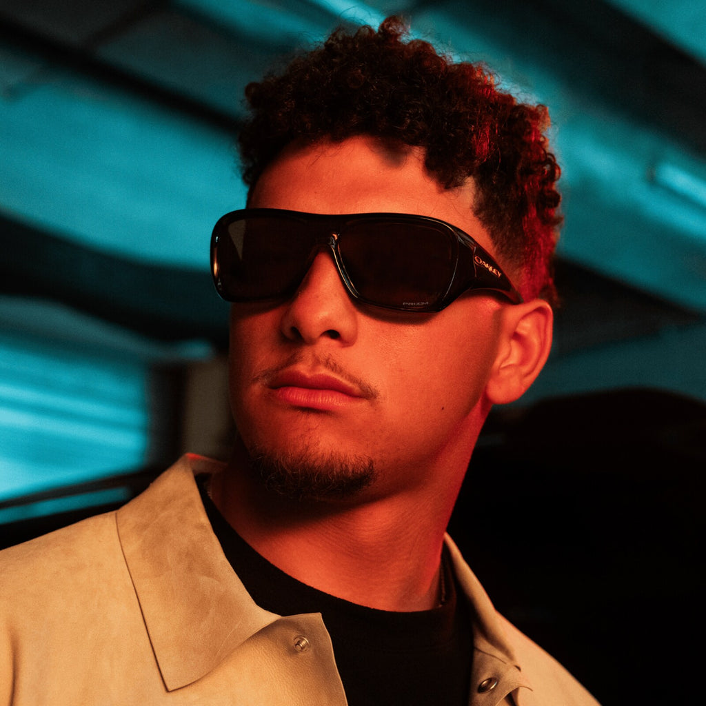 Oakley Chaminade in Polished Black mit Prizm Black Gläsern, in einer zusätzlichen Produktansicht
