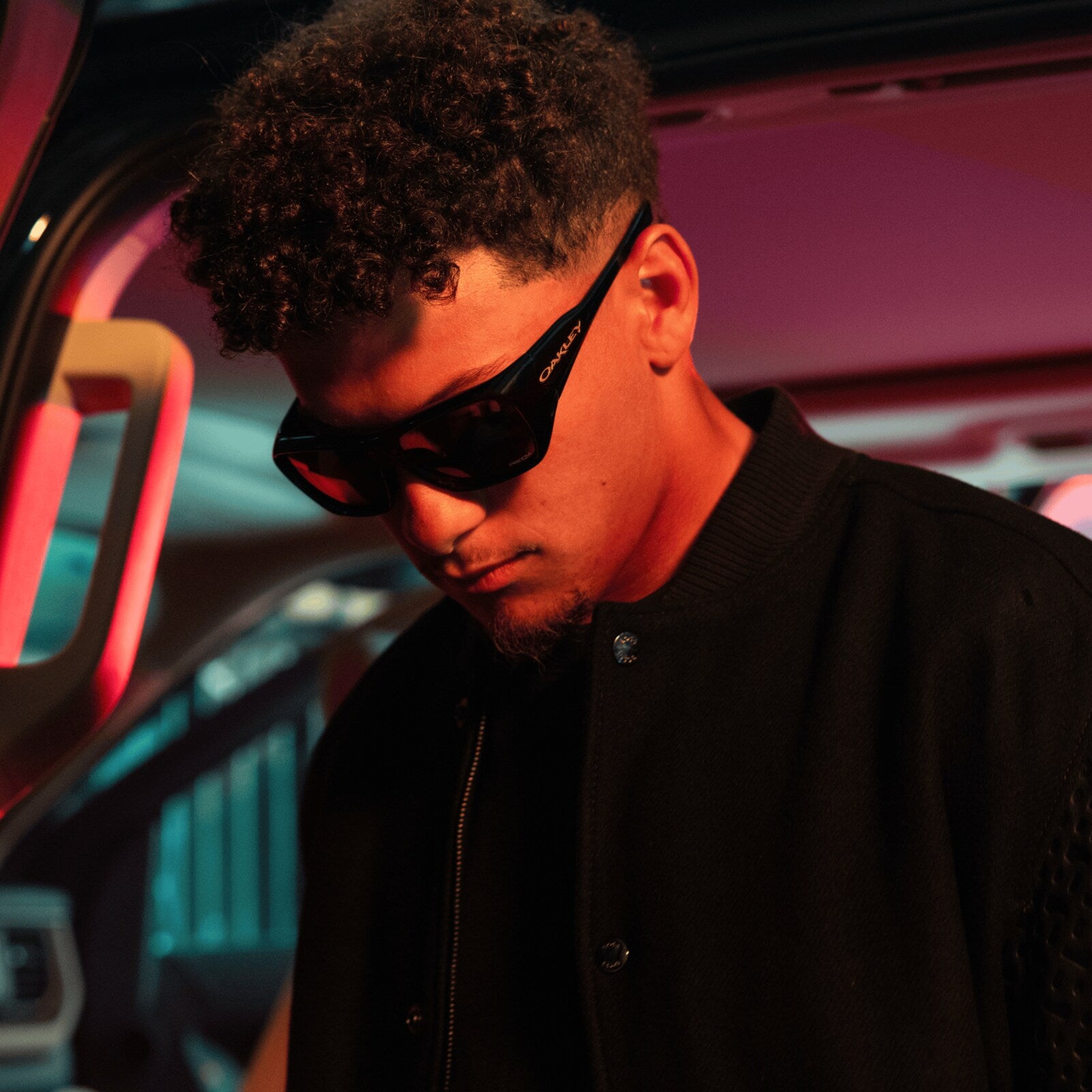 Oakley Chaminade in Polished Black mit Prizm Black Gläsern, in einer zusätzlichen Produktansicht