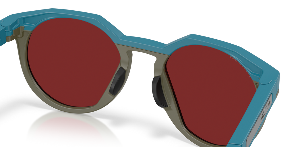 Oakley HSTN in Matte Balsam mit Prizm Snow Sapphire Gläsern, mit Detailansicht von Nasensteg und Nasenpads