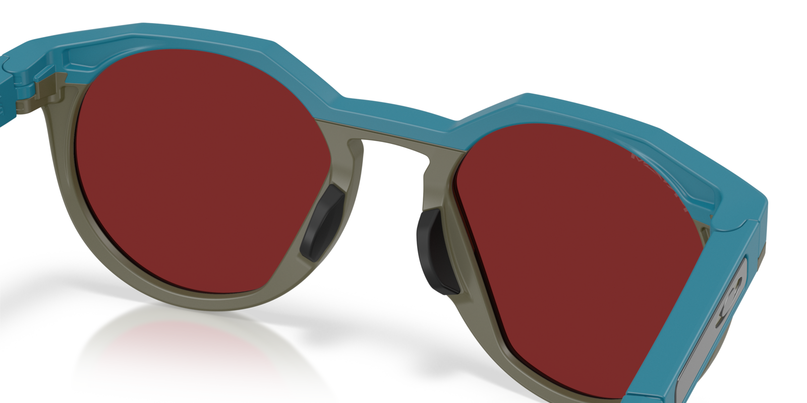Oakley HSTN in Matte Balsam mit Prizm Snow Sapphire Gläsern, mit Detailansicht von Nasensteg und Nasenpads