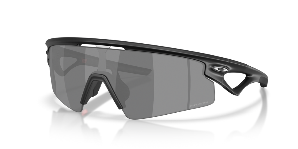 Oakley Sphaera Strike in Matte Black mit Prizm Black Gläsern, schräg von vorn