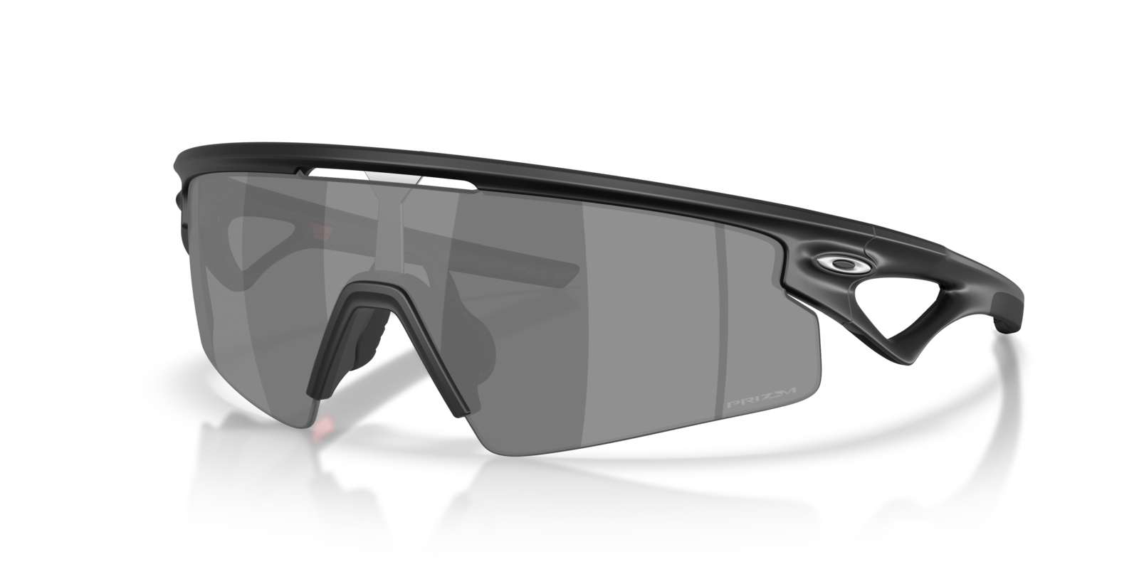 Oakley Sphaera Strike in Matte Black mit Prizm Black Gläsern, schräg von vorn