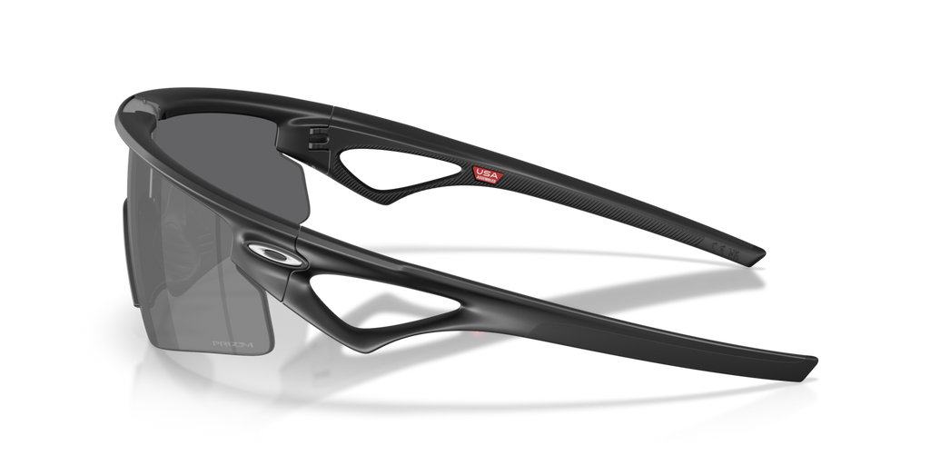 Oakley Sphaera Strike in Matte Black mit Prizm Black Gläsern, seitlich