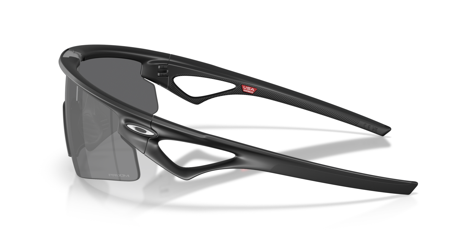 Oakley Sphaera Strike in Matte Black mit Prizm Black Gläsern, seitlich