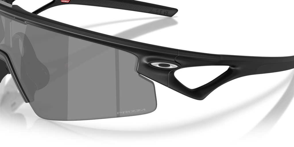 Oakley Sphaera Strike in Matte Black mit Prizm Black Gläsern, mit Bügeldetail