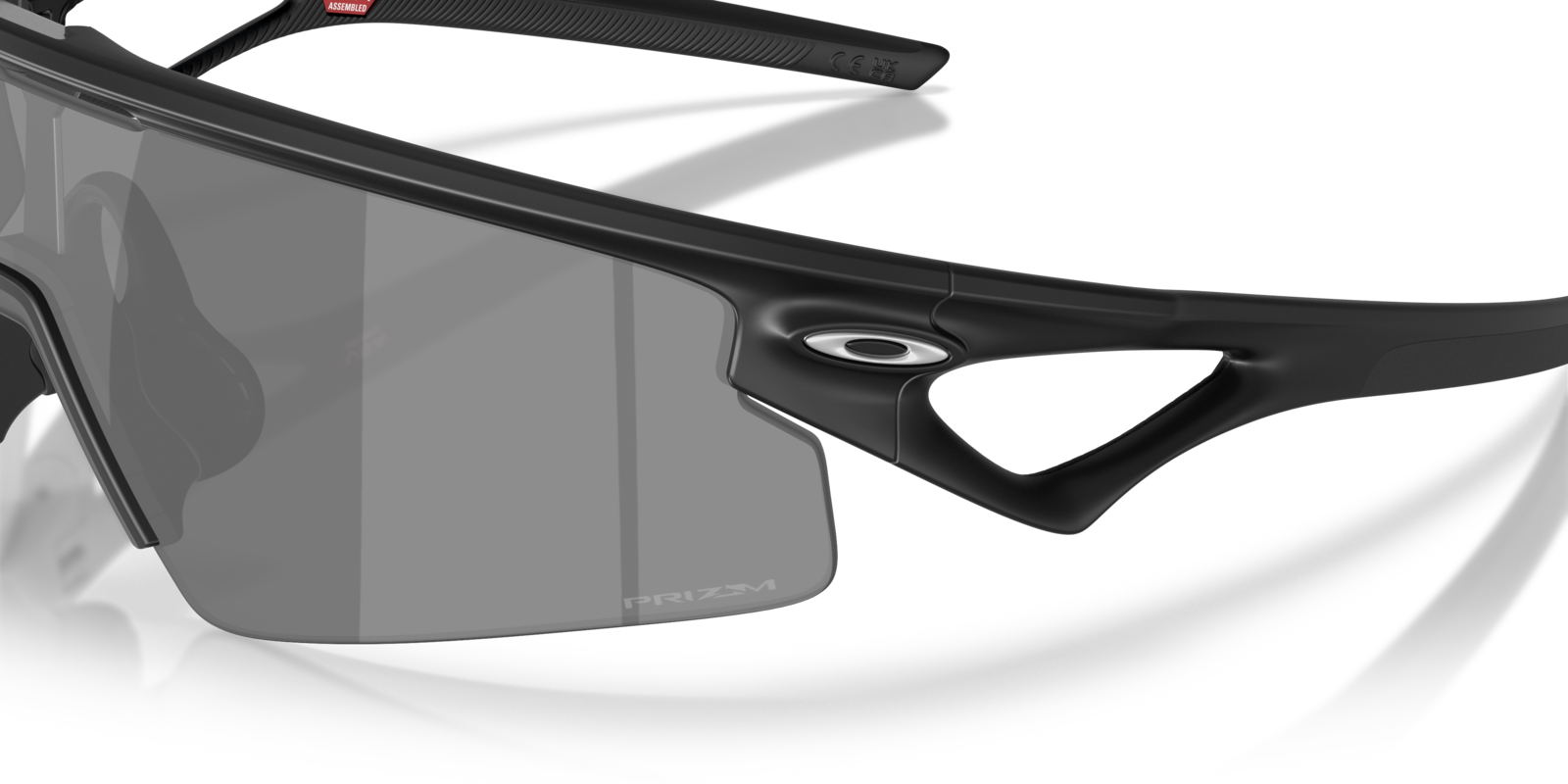 Oakley Sphaera Strike in Matte Black mit Prizm Black Gläsern, mit Bügeldetail