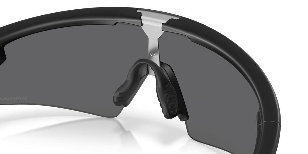 Oakley Sphaera Strike in Matte Black mit Prizm Black Gläsern, mit Detailansicht von Nasensteg und Nasenpads