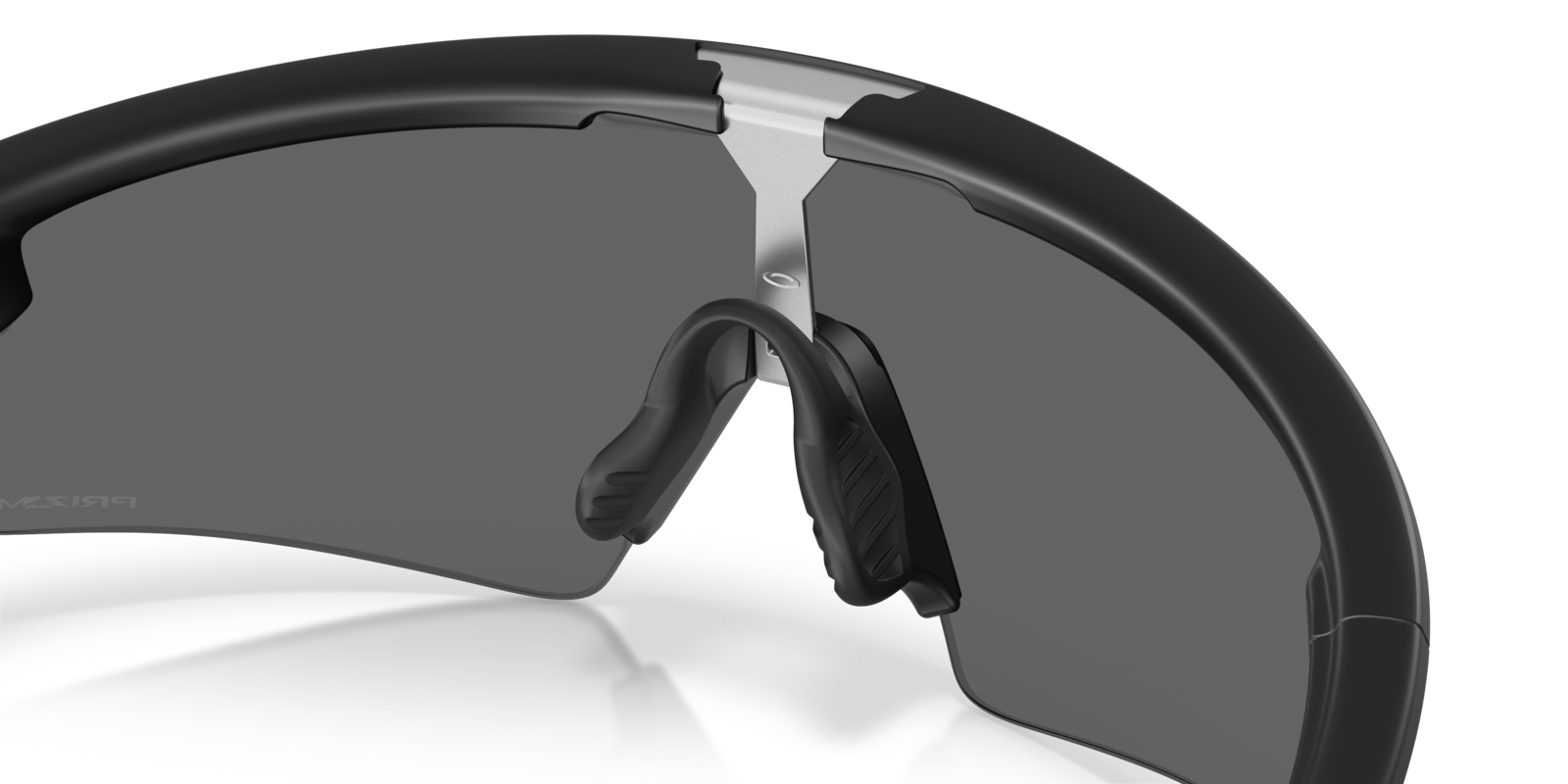 Oakley Sphaera Strike in Matte Black mit Prizm Black Gläsern, mit Detailansicht von Nasensteg und Nasenpads