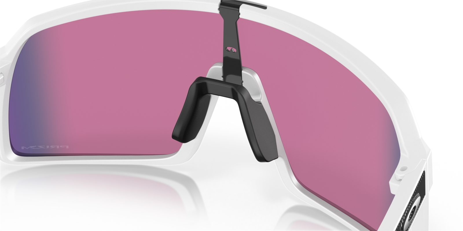 Oakley Sutro in Matte White mit Prizm Road Gläsern, mit Detailansicht von Nasensteg und Nasenpads