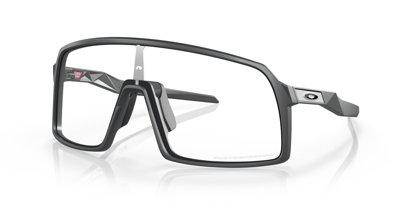 Oakley Sutro in Matte Carbon mit Clear Photochromic Gläsern, schräg von vorn