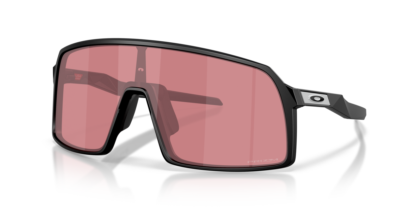 Oakley Sutro in Matte Black mit Prizm Dark Golf Gläsern, schräg von vorn