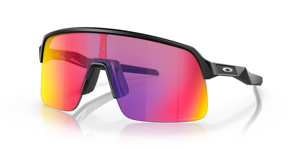 Oakley Sutro Lite in Matte Black mit Prizm Road Gläsern, schräg von vorn