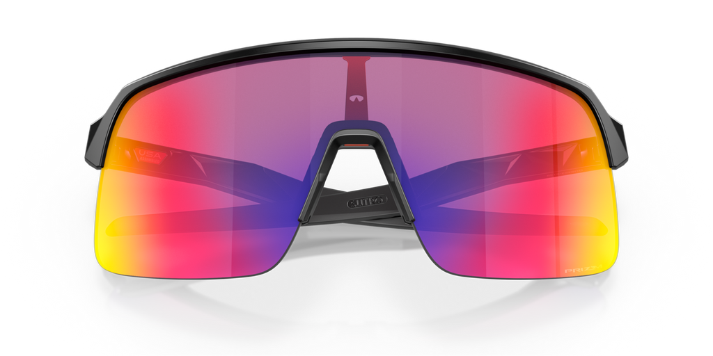 Oakley Sutro Lite in Matte Black mit Prizm Road Gläsern, als Frontdetail