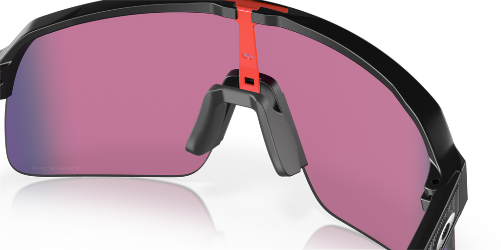 Oakley Sutro Lite in Matte Black mit Prizm Road Gläsern, mit Detailansicht von Nasensteg und Nasenpads