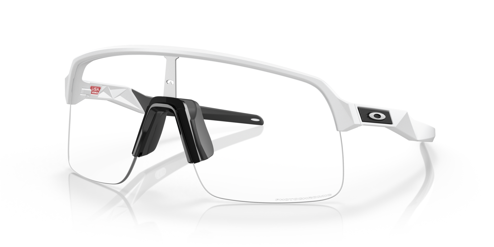 Oakley Sutro Lite in Matte White mit Clear Photochromic Gläsern, schräg von vorn