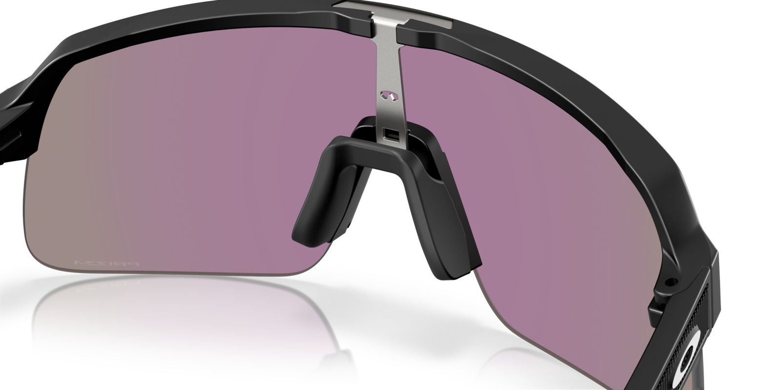 Oakley Sutro Lite S in Matte Black mit Prizm Jade Gläsern, mit Detailansicht von Nasensteg und Nasenpads