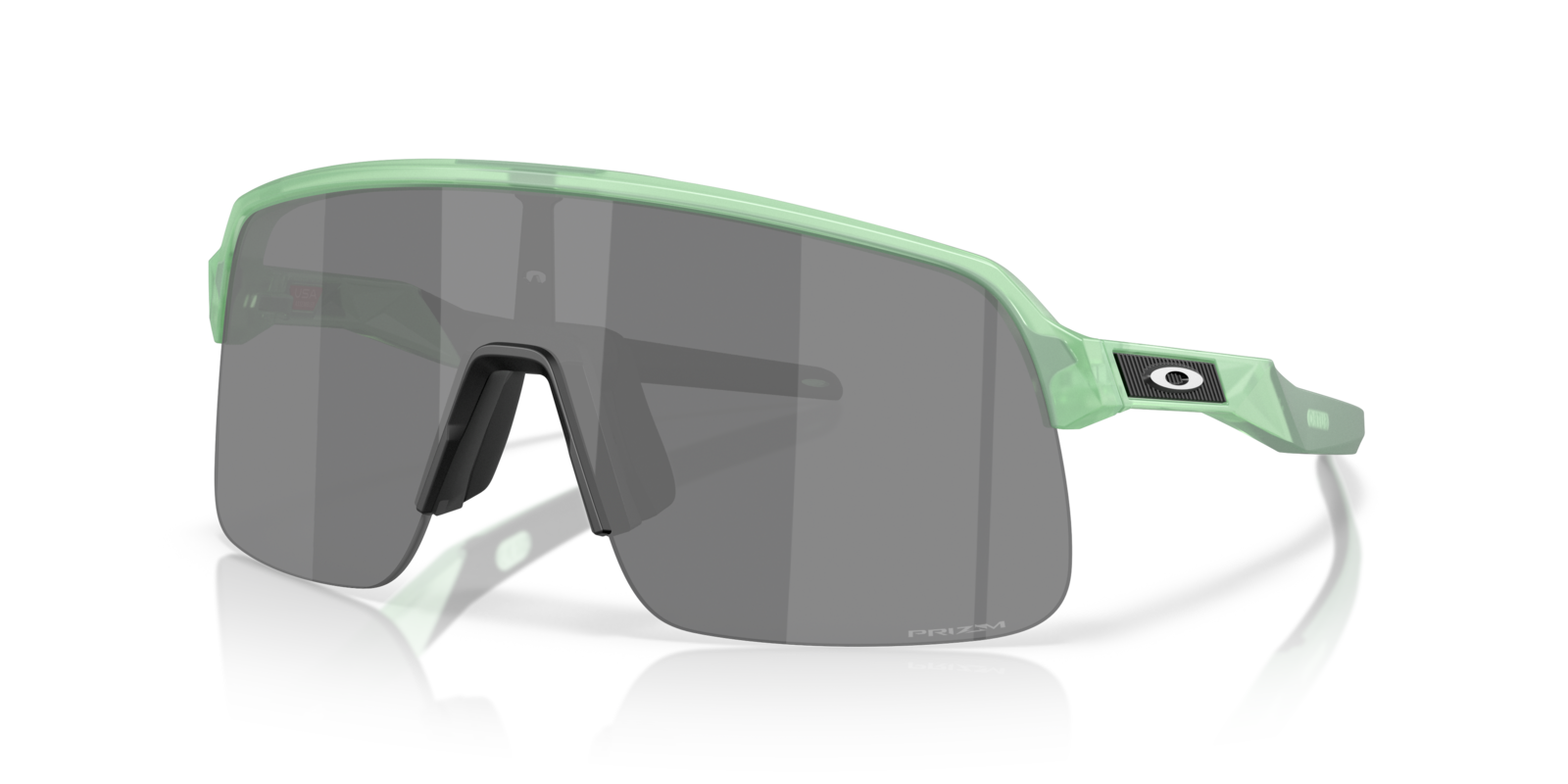 Oakley Sutro Lite S in Matte Trans Jade mit Prizm Black Gläsern, schräg von vorn