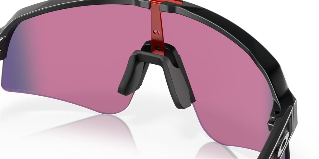Oakley Sutro Lite Sweep in Matte Black mit Prizm Road Gläsern, mit Detailansicht von Nasensteg und Nasenpads