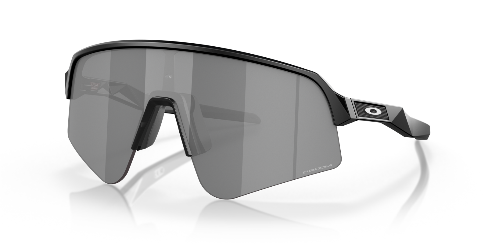 Oakley Sutro Lite Sweep in Matte Black mit Prizm Black Gläsern, schräg von vorn