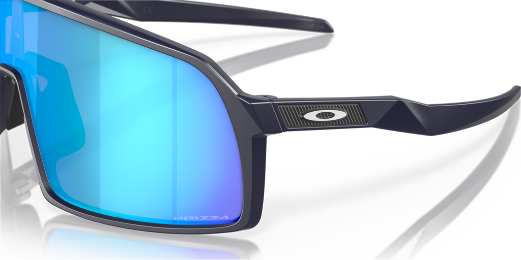 Oakley Sutro S in Matte Navy mit Prizm Sapphire Gläsern, mit Bügeldetail