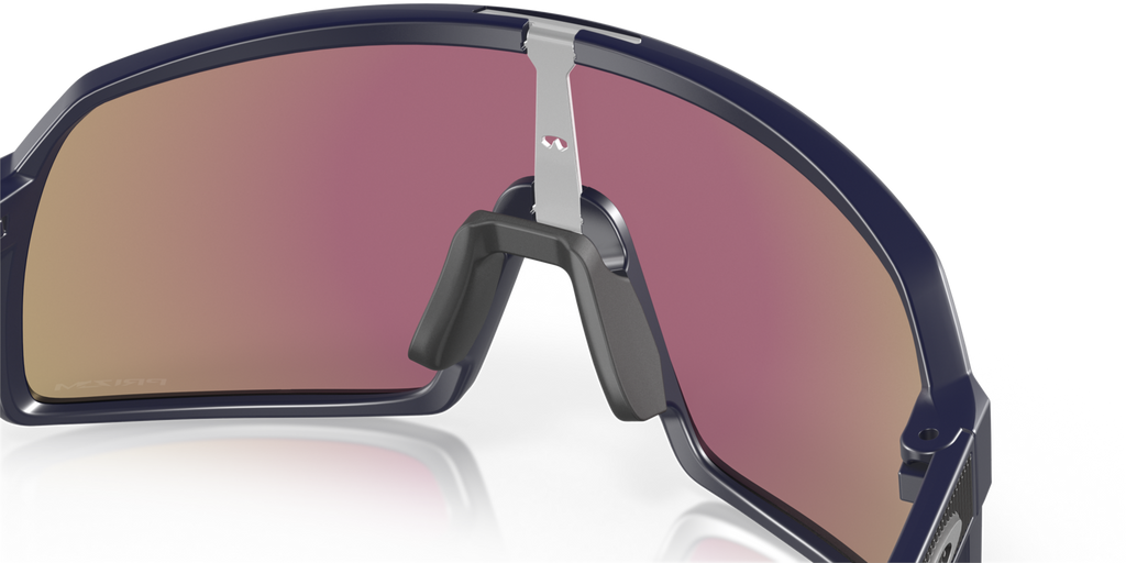Oakley Sutro S in Matte Navy mit Prizm Sapphire Gläsern, mit Detailansicht von Nasensteg und Nasenpads