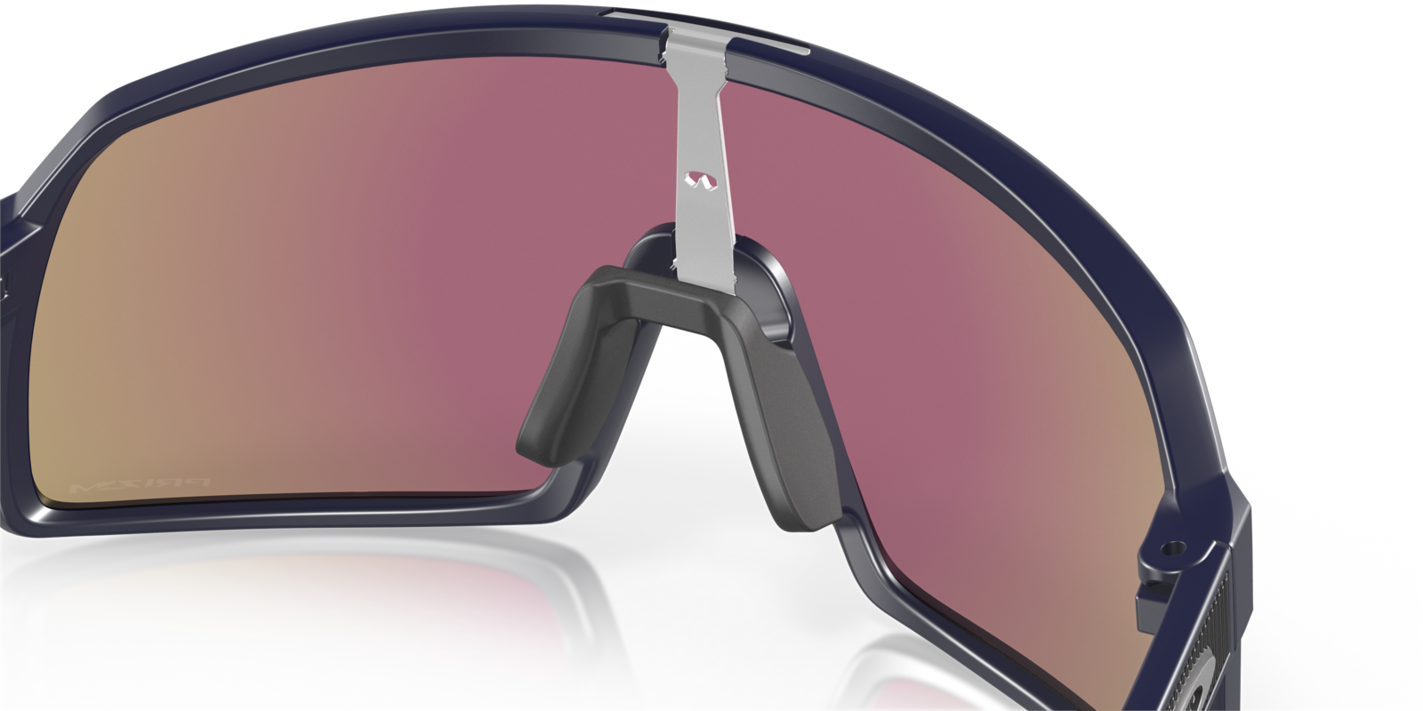 Oakley Sutro S in Matte Navy mit Prizm Sapphire Gläsern, mit Detailansicht von Nasensteg und Nasenpads