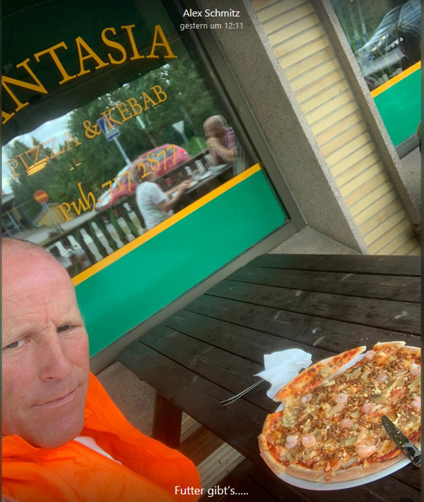 Pizza-Stopp während der Nordkap Tour
