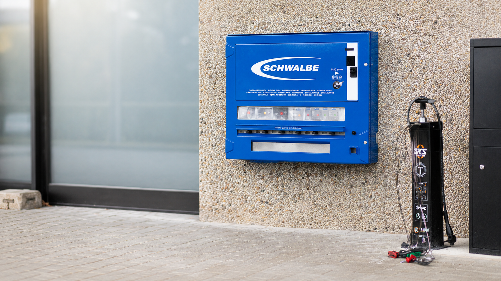Schlauchautomat und Servicestation am Flughafen Mönchengladbach