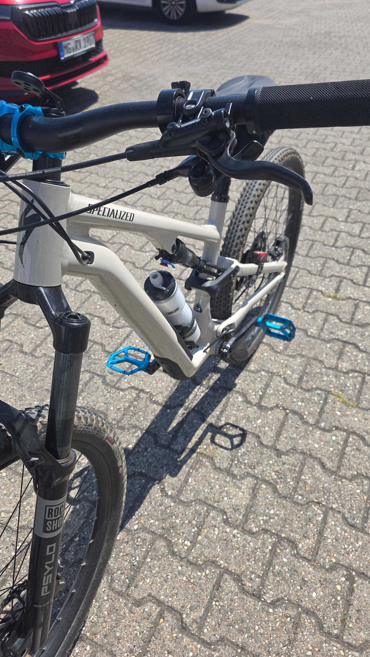 Detailansicht von Lenker, Bremshebel und Frontbereich eines Specialized Stumpjumper