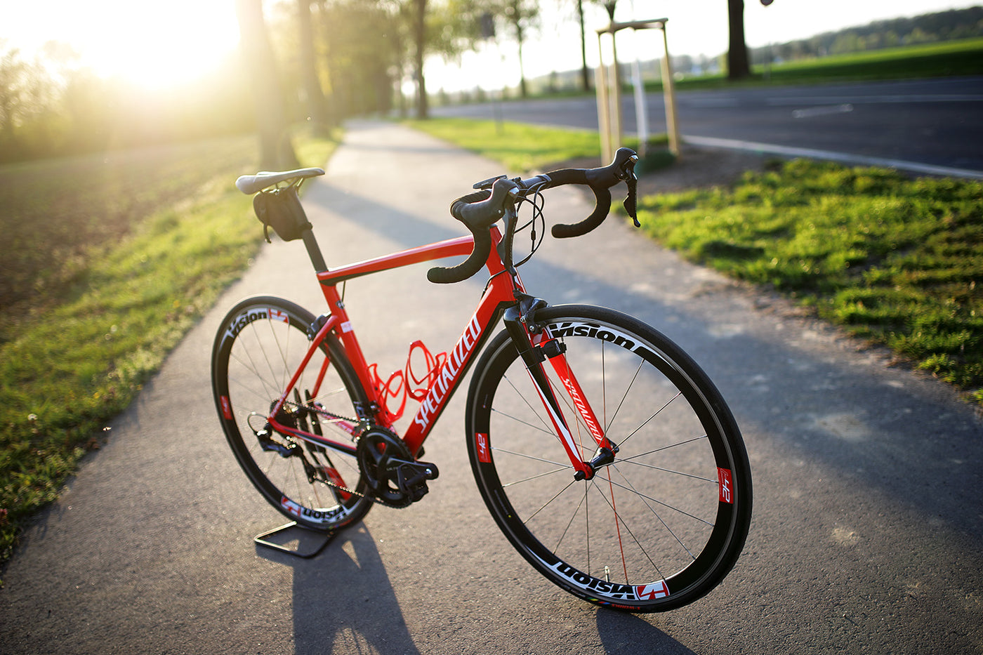 Rotes Specialized Tarmac SL6 Rennrad auf einem Radweg