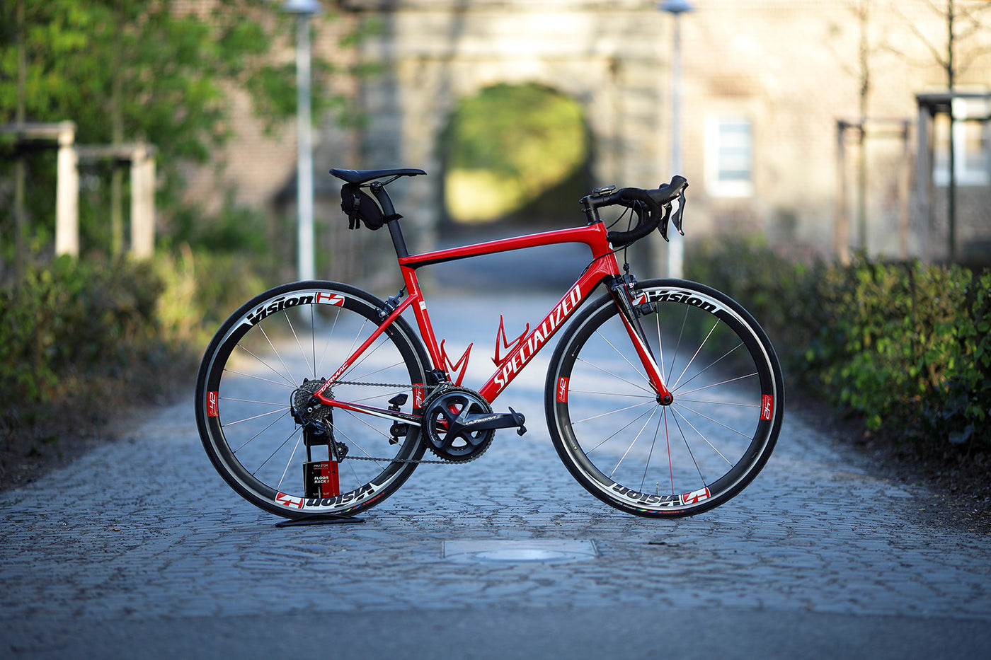Seitenansicht eines roten Specialized Tarmac SL6 Rennrads
