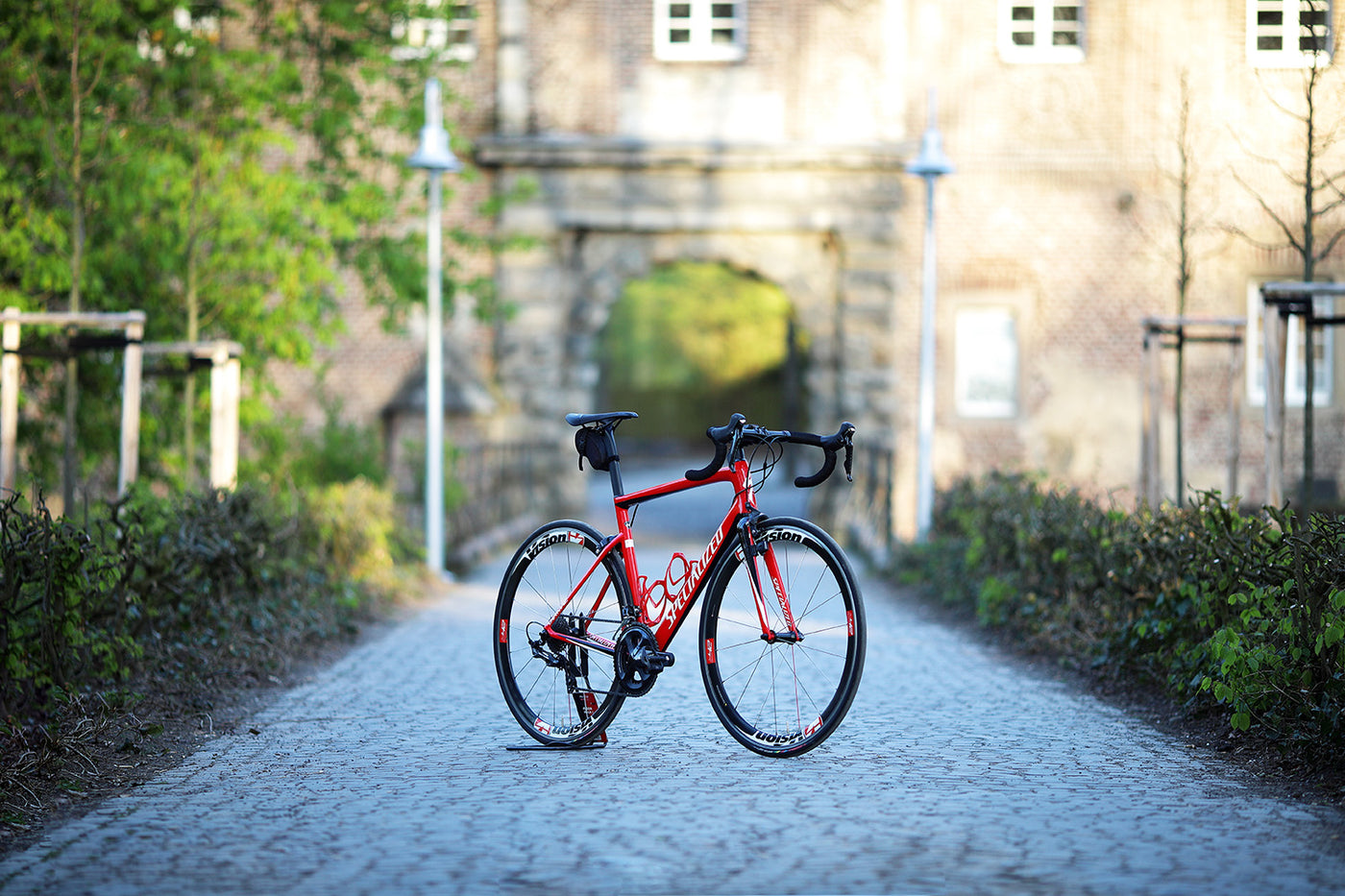 Specialized Tarmac SL6 Rennrad vor einem historischen Gebäude